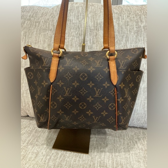 Louis Vuitton Handbags - ✨💎 VINTAGE 💎✨LOUIS VUITTON Totally PM w/COA and Dustbag.